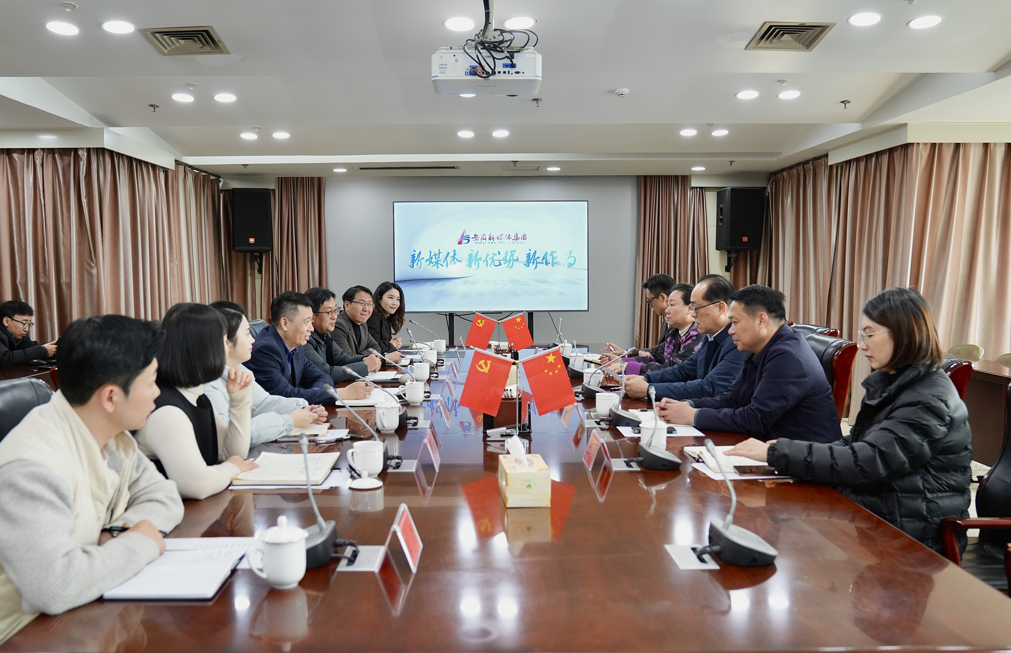 安徽高速地产集团董事长胡为民一行到小勐拉99厅调研座谈