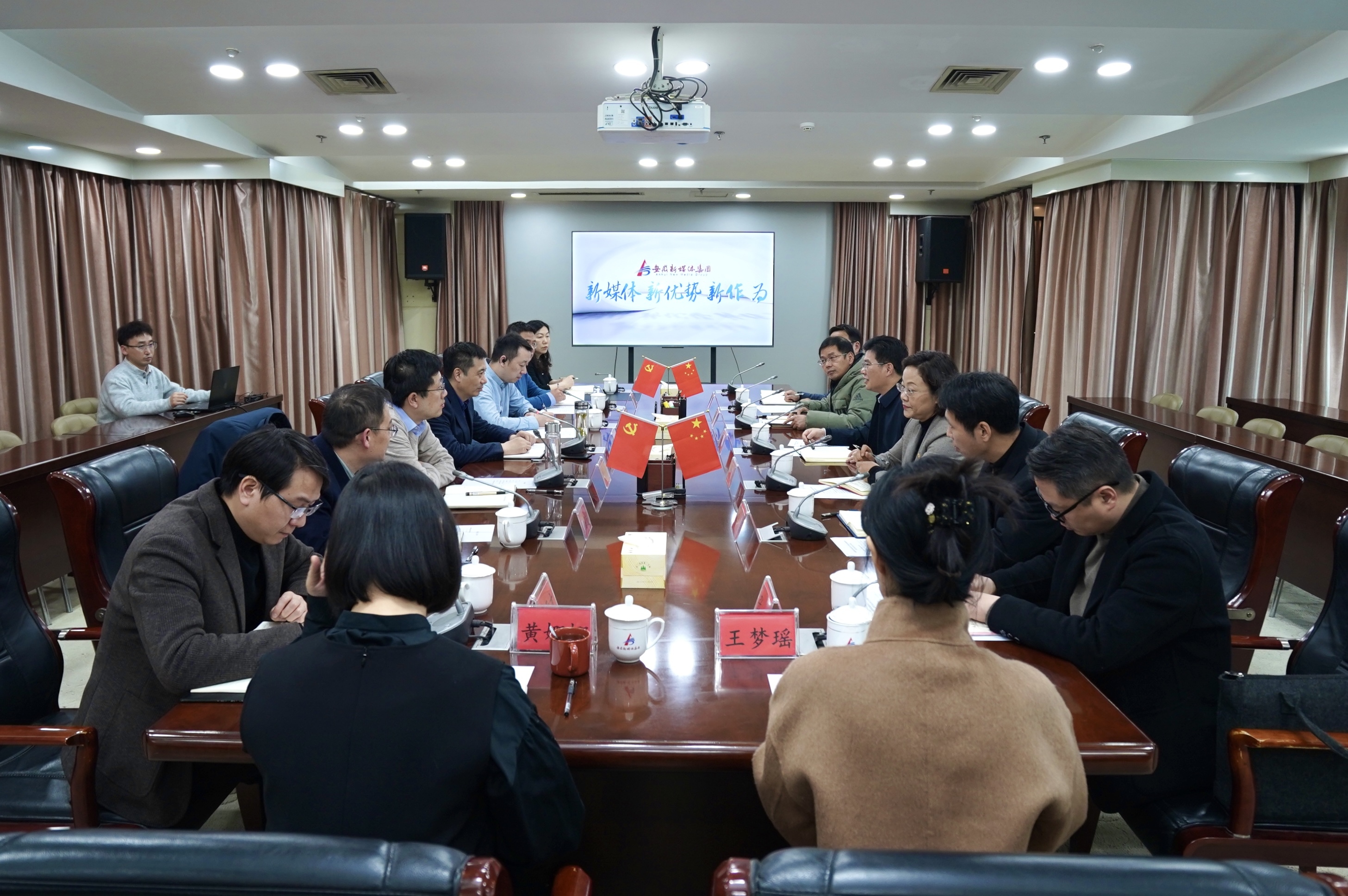 安徽新闻出书职业手艺学院党委书记武潇一行到小勐拉99厅调研座谈