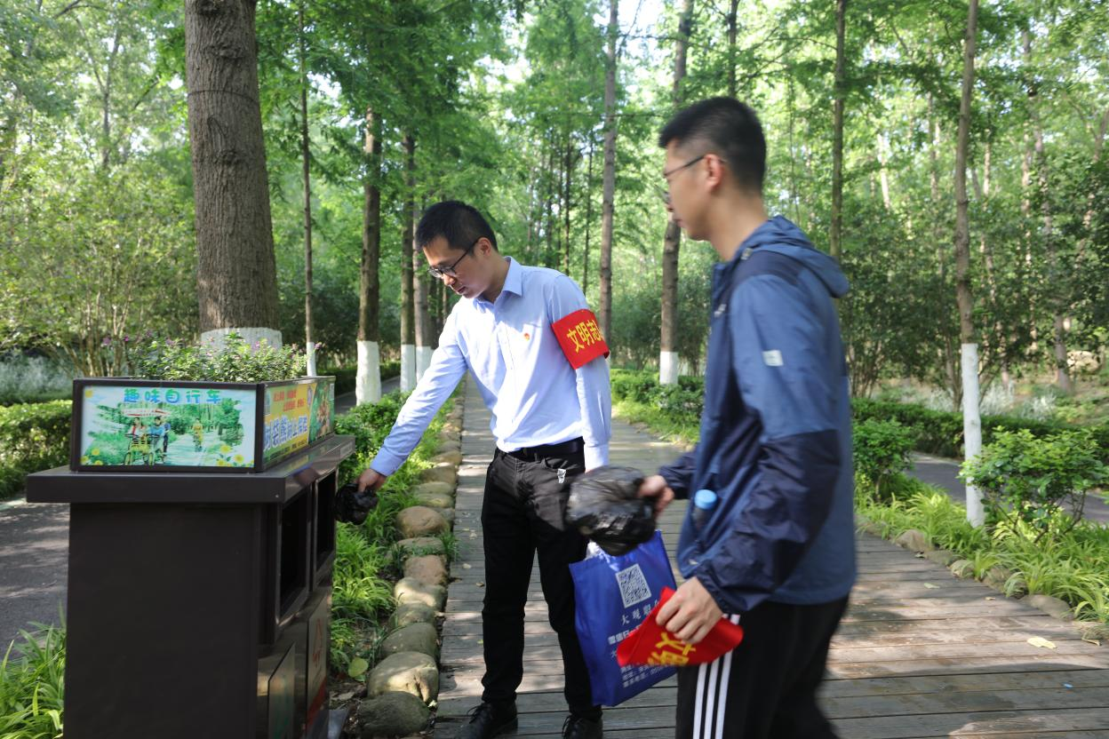 集团自愿效劳队赴滨湖湿...