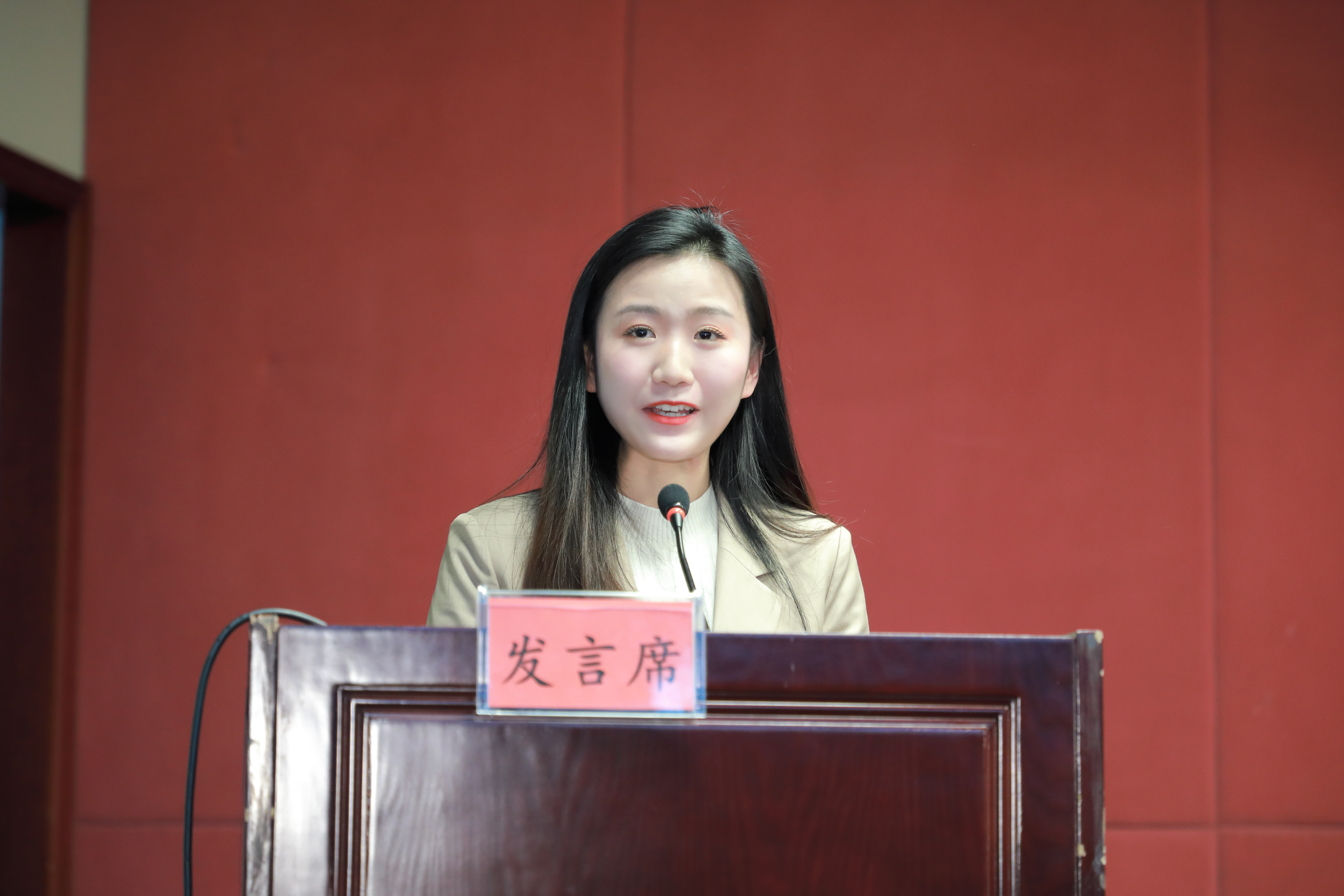 在“采编一线党旗红”优...